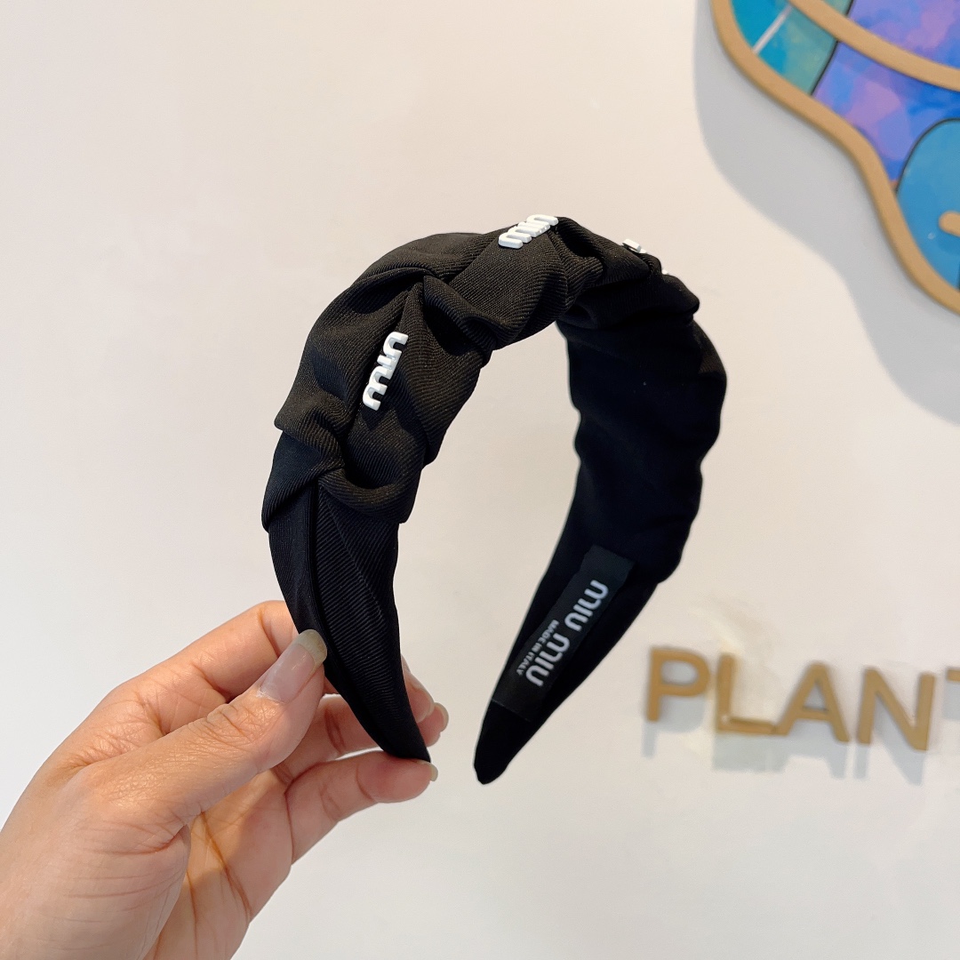 NO:281061,Packaged with miumiu new Korean pleated letter headband, all the details are shot!  Rhinestone special fabrics are very textured, classic and timeless, hairpins, miumiu, hairpins19860909配包装 miumiu 缪缪 新款韩版褶皱字母发箍,细节全部实拍！水钻特制面料非常显质感、经典而又永不过时发饰,发夹,miumiu,hairpins,accessory