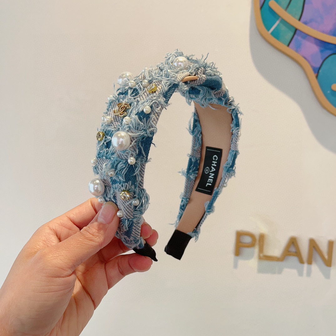 NO:281106,Packaging CHANEL (Chanel) latest denim pearl wide-edged headband, retro internet celebrity popular headband. Paired with high-end materials, super exquisite, fashionable and high-end versatile style. Hair accessories, hairpins, chanel, chanel, hairpins19860909配包装 CHANEL（香奈儿）最新款牛仔珍珠宽边发箍,复古网红爆款头箍 搭配高端材质,超精致,时尚高级感百搭款.发饰,发夹,chanel,chanel,hairpins,accessory
