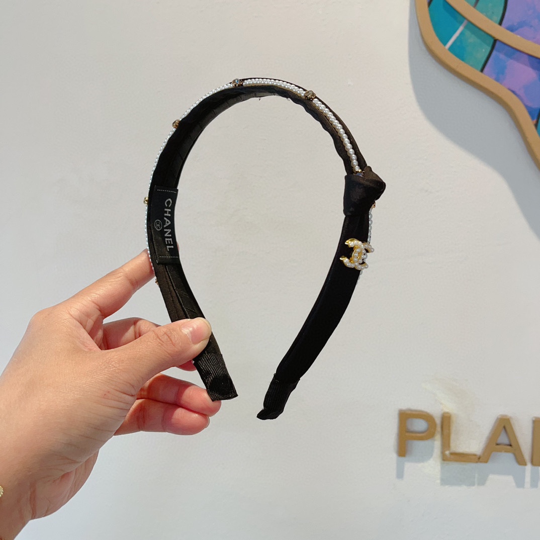 NO:281115,Packaging CHANEL (Chanel) latest small fragrant pearl headband, new product huge face-showing small headband, popular internet celebrity products recommended, paired with high-end dual C logo, super exquisite, fashionable and versatile!  Hair accessories, hairpins, chanel, chanel, hairpins19860909配包装 CHANEL（香奈儿）最新款小香珍珠发箍,新品巨显脸小头箍,网红爆款推荐 搭配高端双Ｃlogo ,超精致时尚百搭！发饰,发夹,chanel,chanel,hairpins,accessory