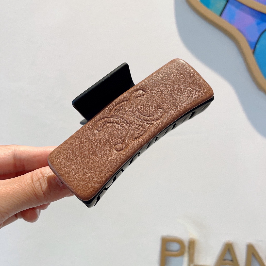 NO:281122,Packaging CELINE New Maillard French leather high-end trendy clip, same style as celebrities, goddess must-have items, very versatile and fashionable hairpins, wear it with a full of tall and high profile. Hair accessories, hairpins, celine, celine, hairpins19860909配包装 CELINE（赛琳） 新款美拉德法式皮质高级感潮流抓夹,明星同款 女神必备单品,非常百搭气质感时尚发夹, 戴上它满满的高大上.发饰,发夹,celine,celine,hairpins,accessory