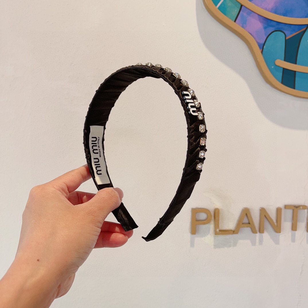 NO:281131,Packaging miumiu latest custom headband, all the details are taken in real photos!  Special fabrics are very textured, classic and timeless, with multiple colors available. Hair accessories, hairpins, miumiu, hairpins19860909配包装 miumiu 缪缪 最新款定制发箍,细节全部实拍！特制面料非常显质感、经典而又永不过时,多色可选.发饰,发夹,miumiu,hairpins,accessory