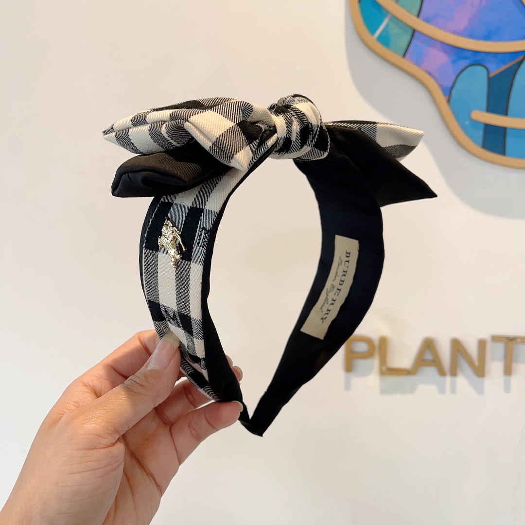 NO:281135,Packaging Burberry BURBERRY new high-end bow headband, customer-supplied fabric, all the details are taken!  Very pleasing and versatile, suitable for various occasions!  Hair accessories, hairpins, burberry, burberry, hairpins19860909配包装 巴宝莉BURBERRY 新款高版本蝴蝶结发箍,客供面料 细节全部实拍！非常耐看又百搭、适合各种场合搭配！发饰,发夹,burberry,burberry,hairpins,accessory