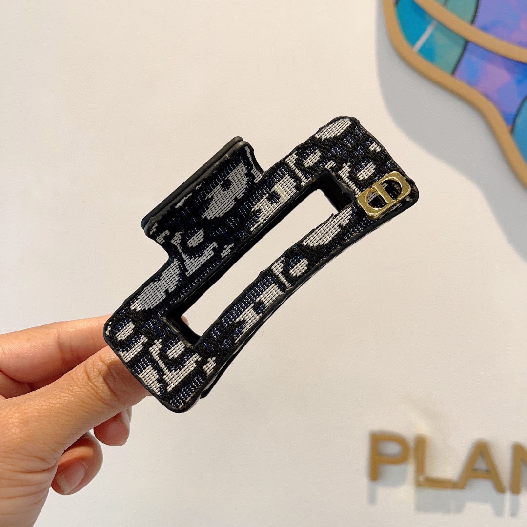 NO:281108,Packaging Dior (Dior) New European and American trendy clips, same style as celebrities, goddess must-have items, very versatile, fashionable hairpins, wear it full of tallness. Hair accessories, hairpins, dior, dior, hairpins19860909配包装 Dior（迪奥） 欧美新款潮流抓夹,明星同款 女神必备单品,非常百搭,时尚发夹, 戴上它满满的高大上.发饰,发夹,dior,dior,hairpins,accessory