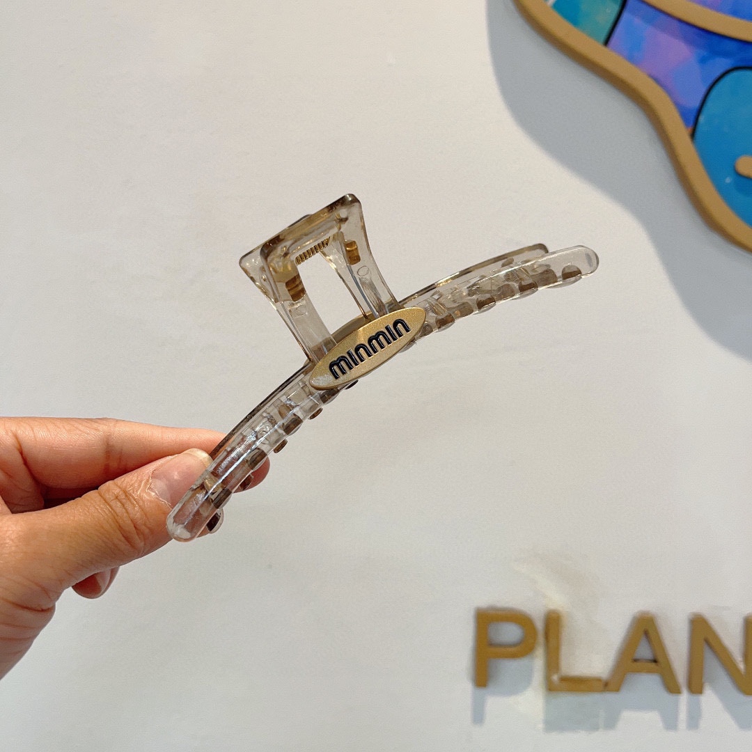 NO:281408,Packaging: Miumiu (Miao Miu) new retro clip, duck-billed clip, classic letter logo, super exquisite, it will be amazing when you turn pictures!  Counter shipping and hairpins, miumiu, hairpins19860909配包装 miumiu（缪缪）新款复古抓夹 鸭嘴夹发夹,经典字母logo, 超精致,转图必爆哈！专柜出货发饰,发夹,miumiu,hairpins,accessory