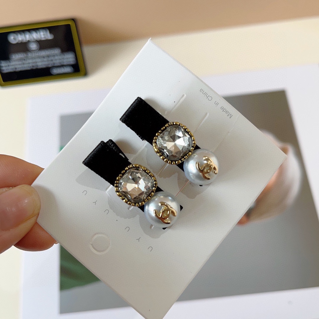 NO:281414,Packaging (one pair) CHANEL (Chanel) New small fragrance pearl BB clip, classic letter logo edge clip bang clip hair accessories, high-end Japanese and Korean fantasy girl simple and versatile style!  Hair accessories, hairpins, chanel, chanel, hairpins19860909配包装（一对） CHANEL（香奈儿） 新款小香风珍珠BB夹、经典字母logo边夹刘海夹发饰, 高级感日韩幻彩少女简约百搭款！发饰,发夹,chanel,chanel,hairpins,accessory