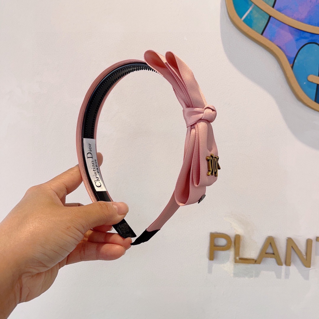 NO:281420,Packaging Dior (Dior) New wide-edge high-quality headband, Internet celebrity hot-spinned headband with teeth, let your charm bloom, the fresh ladylike style makes fashion simpler. Hair accessories, hairpins, dior, dior, hairpins19860909配包装 Dior（迪奥） 新款宽边高级感大牌发箍, 网红爆款带齿防滑头箍、让你的魅力绽放 清新淑女范让时尚更简单.发饰,发夹,dior,dior,hairpins,accessory