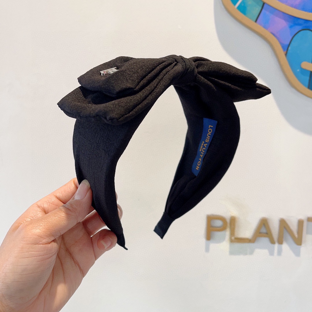 NO:281423,Packaged by LV Louis Vuitton, popular new wide-version bow headband, fashionable headband, the latest counter model is coming to be fashionable and versatile, goddess must enter!  hair accessories, hairpins, louis vuitton, louis vuitton, hairpins19860909配包装 LV 路易威登 火爆新款宽版蝴蝶结发箍,时尚头箍,专柜最最新款来袭时尚百搭,女神必入 ！发饰,发夹,louis vuitton,louis vuitton,hairpins,accessory