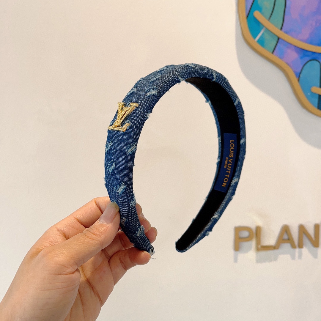 NO:281409,Packaging LV Louis Vuitton is popular with new denim hairbands, fashionable headbands, the latest internet celebrity style is coming to be fashionable and versatile, goddess must-have, multi-color options!  hair accessories, hairpins, louis vuitton, louis vuitton, hairpins19860909配包装 LV 路易威登 火爆新款牛仔布发箍,时尚头箍,网红最新款来袭时尚百搭,女神必入、多色可选！发饰,发夹,louis vuitton,louis vuitton,hairpins,accessory