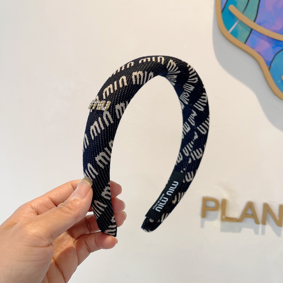 NO:281415,Packaging MIUMIU (Miao Miao) new Korean version of personalized letter headband, original single headband, simple and versatile, a must-have for trendy women, super high-end!  Hair accessories, hairpins, miumiu, hairpins19860909配包装 MIUMIU（缪缪）新款韩版个性字母发箍,原单头箍,简约百搭,潮女必备品,超级的高大上！发饰,发夹,miumiu,hairpins,accessory