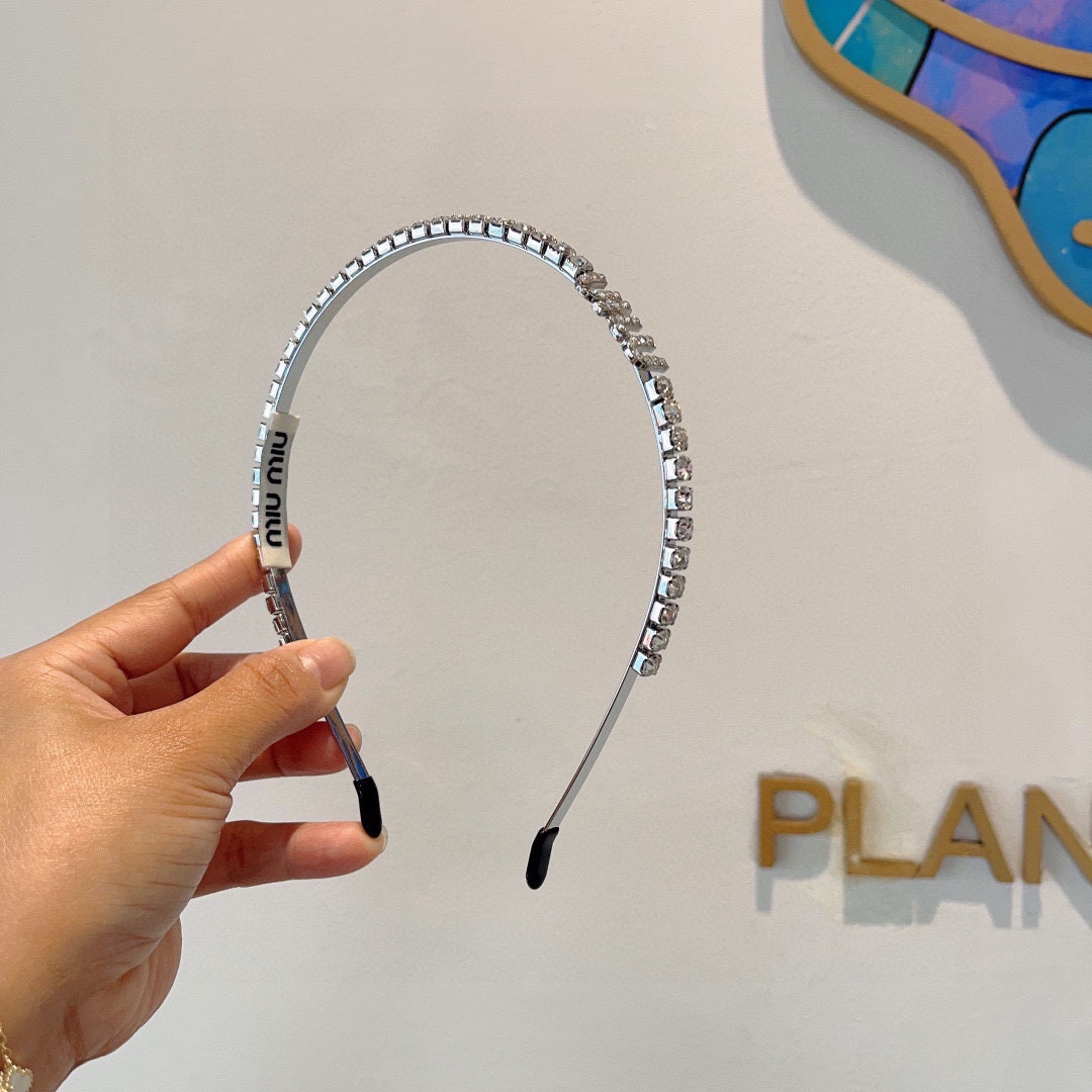 NO:281407,Packaging miumiu, the same elegant and versatile headband of the internet celebrity, the high-end pearl rhinestone headband, all the details are shot!  Handmade special craftsmanship is very textured, classic and versatile and never out of date!  Hair accessories, hairpins, miumiu, hairpins19860909配包装 miumiu 缪缪 网红同款气质百搭发箍,高级感珍珠水钻头箍 细节全部实拍！手工特制工艺 非常显质感、经典百搭而又永不过时！发饰,发夹,miumiu,hairpins,accessory