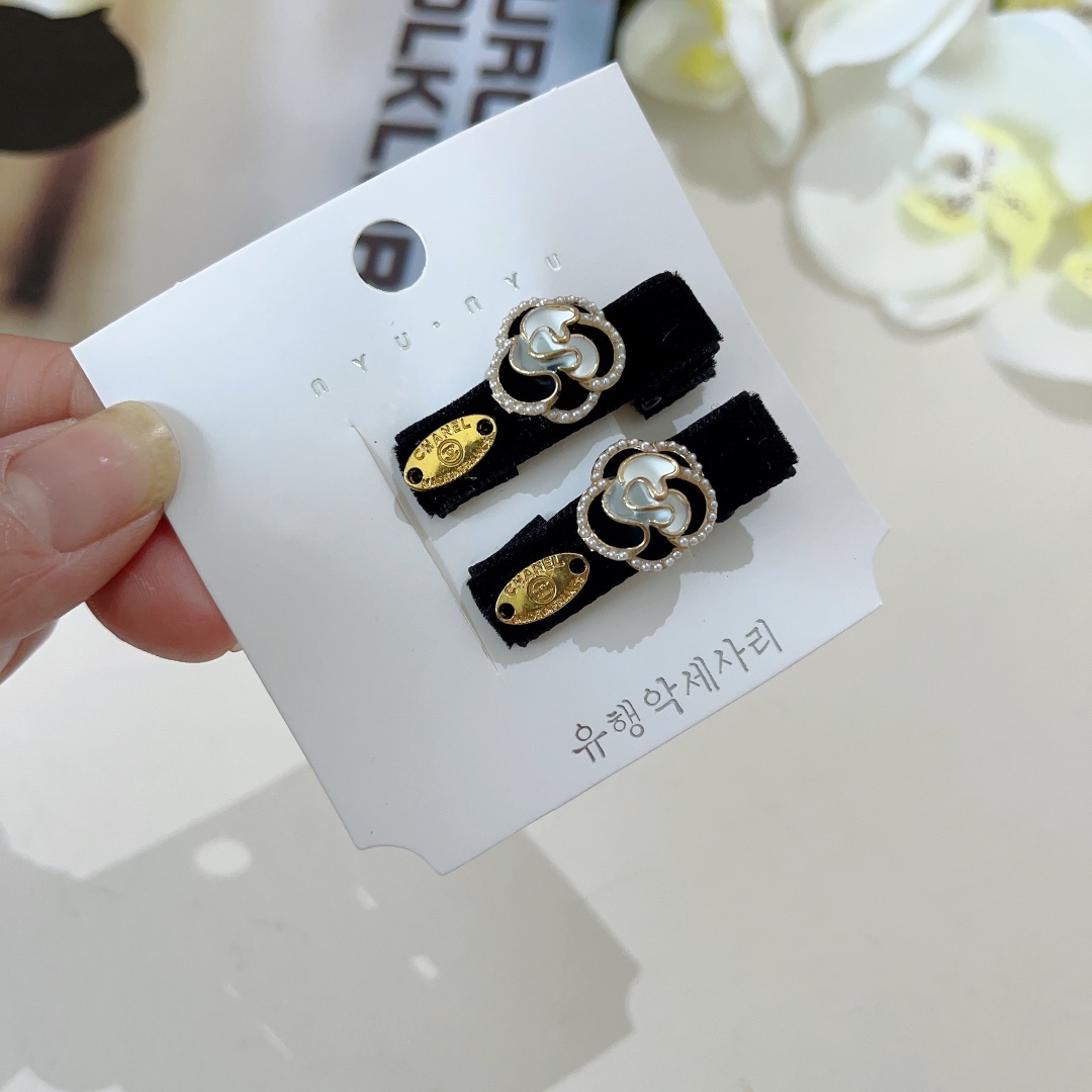 NO:281422,Packaging (one pair) CHANEL (Chanel) New small-flavor camellia BB clip, classic letter logo edge clip bang clip hair accessories, high-end Japanese and Korean fantasy girl simple and versatile style!  Hair accessories, hairpins, chanel, chanel, hairpins19860909配包装（一对） CHANEL（香奈儿） 新款小香风山茶花BB夹、经典字母logo边夹刘海夹发饰, 高级感日韩幻彩少女简约百搭款！发饰,发夹,chanel,chanel,hairpins,accessory