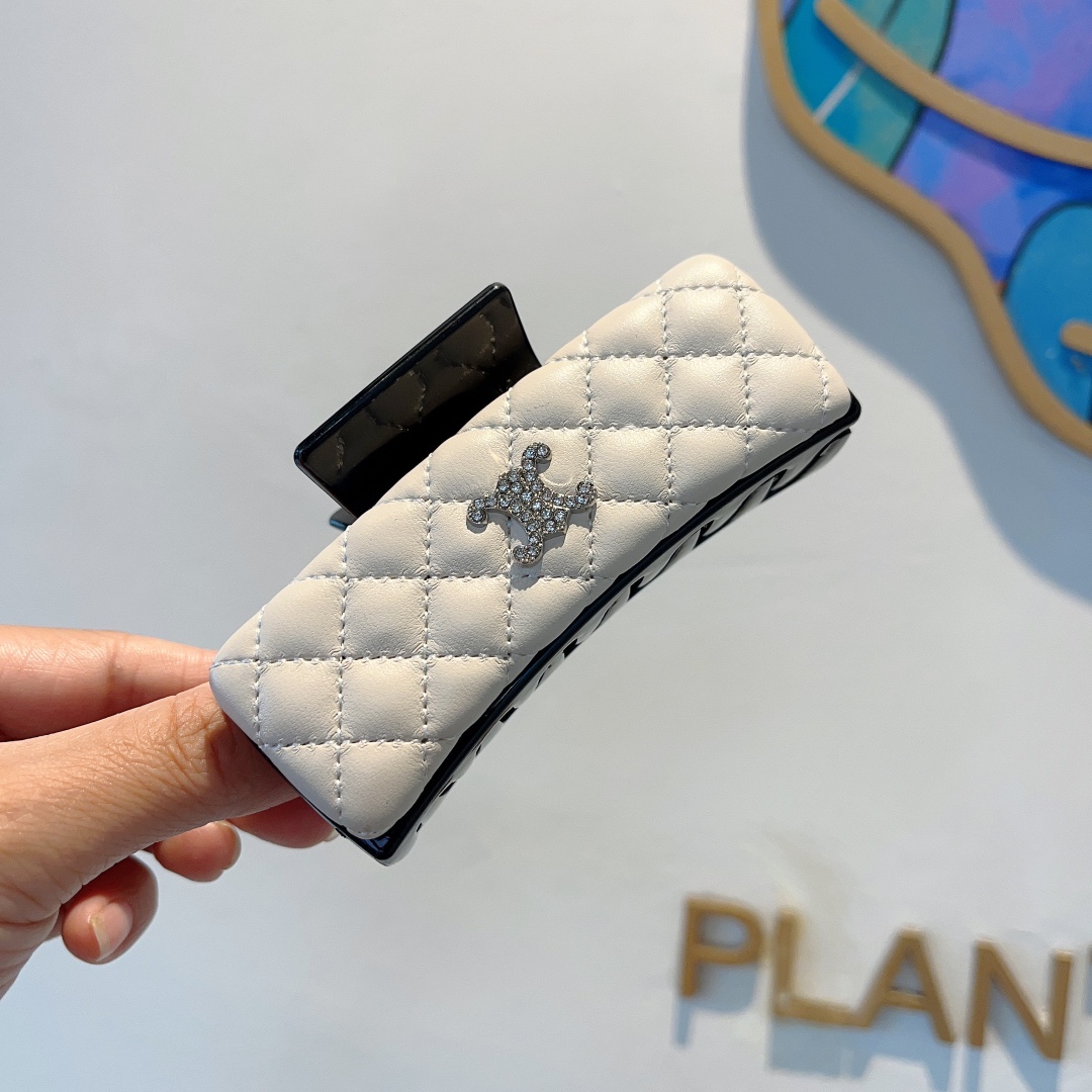 NO:281425,Packaging CELINE New Maillard French leather high-end trendy clip, same style as celebrities, goddess must-have items, very versatile and fashionable hairpins, wear it with a full of tall and high profile. Hair accessories, hairpins, celine, celine, hairpins19860909配包装 CELINE（赛琳） 新款美拉德法式皮质高级感潮流抓夹,明星同款 女神必备单品,非常百搭气质感时尚发夹, 戴上它满满的高大上.发饰,发夹,celine,celine,hairpins,accessory