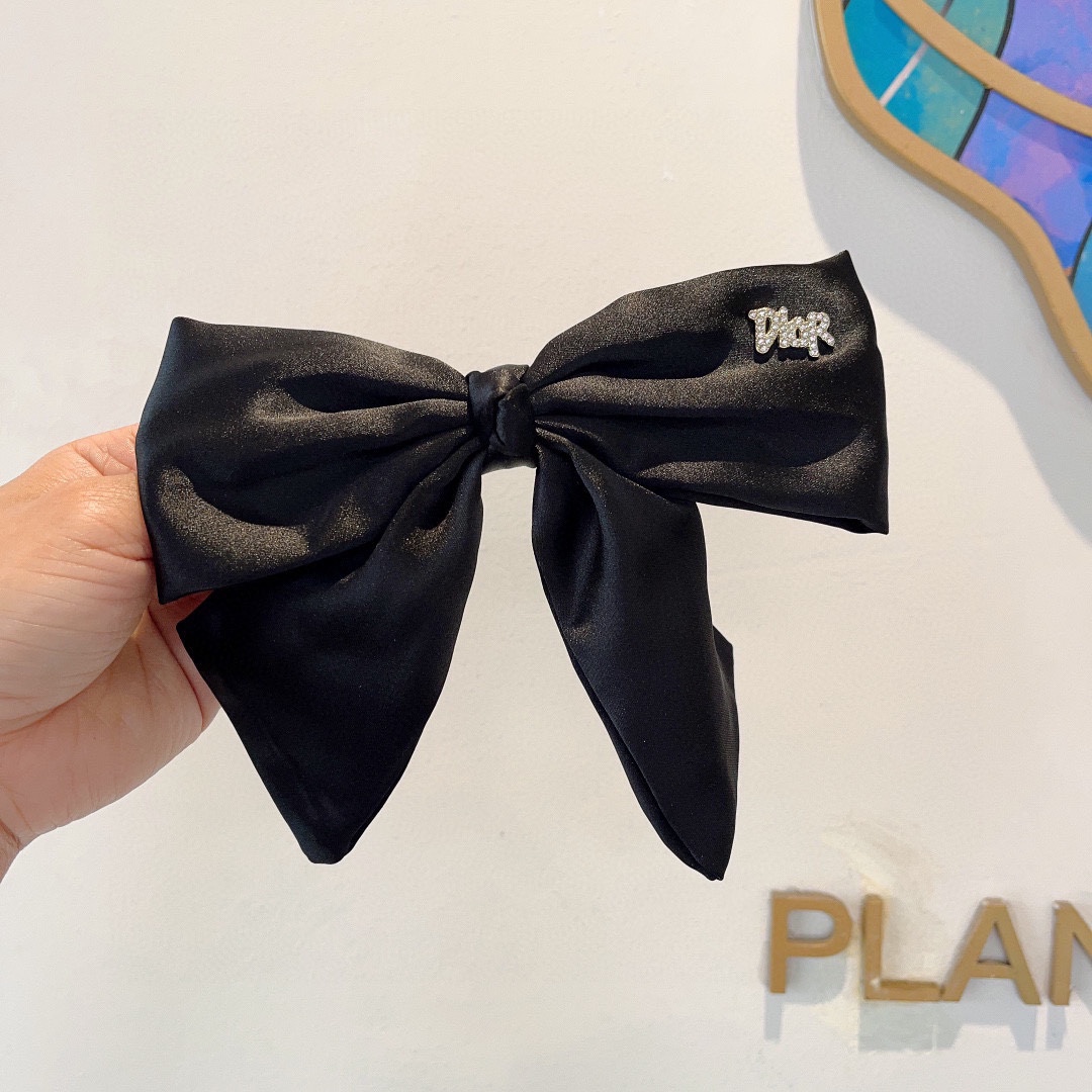 NO:281435,Packaged with Dior (Dior) star-like bow hair clip, satin material slingshot clip, recommended style of internet celebrity, classic bow headdress, super versatile!  Recommended by knocking on the blackboard, letting you become a big brand instantly!  hair accessories, hairpins, dior, dior, hairpins19860909配包装 Dior（迪奥）明星同款蝴蝶结发夹 缎面材质弹弓夹 网红推荐款 经典蝴蝶结头饰,超级百搭哦！敲黑板推荐,让你秒变大牌范儿！发饰,发夹,dior,dior,hairpins,accessory