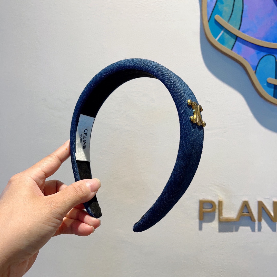 NO:281437,Packaging CELINE retro denim internet celebrity headband, wide-edged small headband in summer, comfortable and stress-free, high-end feel very fashionable and versatile when going out, and a goddess must have!  celebrity style. Hair accessories, hairpins, celine, celine, hairpins19860909配包装 CELINE（赛琳）复古牛仔布网红爆款发箍,夏天宽边显脸小头箍 佩戴舒适无压力,高级感外出非常时尚百搭、女神必备！名媛范儿.发饰,发夹,celine,celine,hairpins,accessory