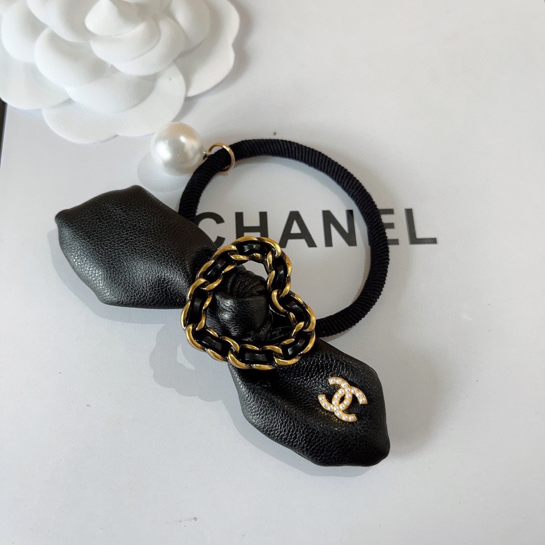 NO:281380,Packaging (single) CHANEL Chanel classic black pu leather metal rubber band, bow hair rope bun headband, high-end Korean version of small fragrance hair ring, classic style design, high-end and atmospheric, celebrity style, hair accessories, hairpins, chanel, chanel, hairpins19860909配包装（单个） CHANEL 香奈儿经典款黑色pu皮质金属皮筋、 蝴蝶结发绳丸子头绳,高档韩版小香风发圈,经典花型设计, 高端大气,名媛范儿,发饰,发夹,chanel,chanel,hairpins,accessory
