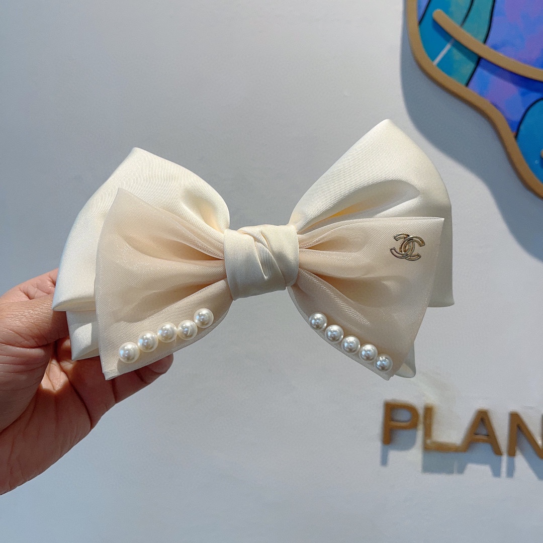 NO:281396,Packaging CHANEL (Chanel) star-like bow-tie pearl hair clip, slingshot clip, internet celebrity recommended style, retro bow-tie, super versatile!  Recommended by knocking on the blackboard, letting you become a big brand instantly!  Hair accessories, hairpins, chanel, chanel, hairpins19860909配包装 CHANEL（香奈儿）明星同款蝴蝶结珍珠发夹 弹弓夹 网红推荐款 复古蝴蝶结款,超级百搭哦！敲黑板推荐,让你秒变大牌范儿！发饰,发夹,chanel,chanel,hairpins,accessory