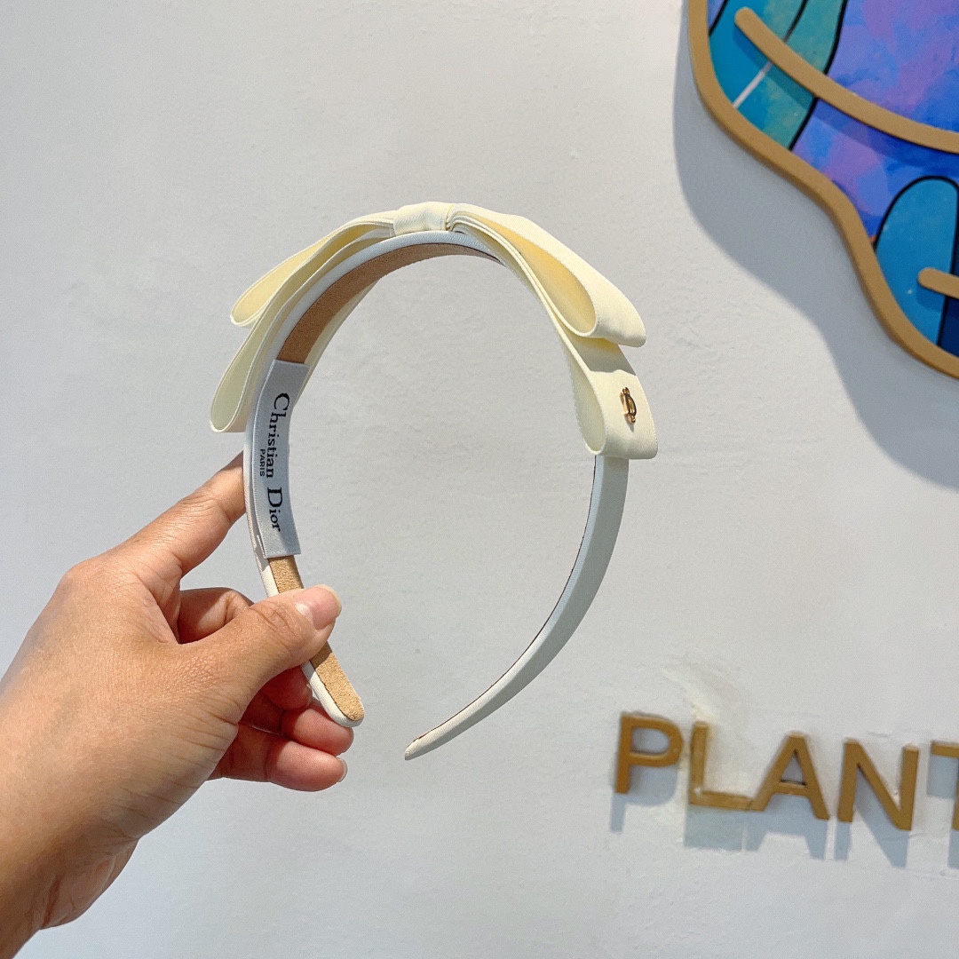 NO:281399,Packaging Dior (Dior) New wide-edge high-quality headband, Internet celebrity hot-slip headband, let your charm bloom, the fresh ladylike style makes fashion simpler. Hair accessories, hairpins, dior, dior, hairpins19860909配包装 Dior（迪奥） 新款宽边高级感大牌发箍, 网红爆款防滑头箍、让你的魅力绽放 清新淑女范让时尚更简单.发饰,发夹,dior,dior,hairpins,accessory