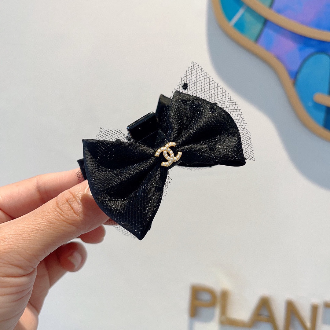 NO:281489,Packaging (single) CHANEL (Chanel) New European and American mini polka dot clips, same style as celebrities. A must-have item for goddesses, very versatile, fashionable hairpins, wear it with a full of tall and tall hairpins. Hair accessories, hairpins, chanel, chanel, hairpins19860909配包装（单个） CHANEL（香奈儿） 欧美新款迷你波点抓夹,明星同款 女神必备单品,非常百搭,时尚发夹, 戴上它满满的高大上.发饰,发夹,chanel,chanel,hairpins,accessory