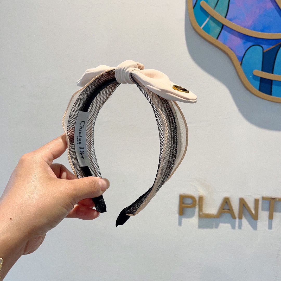 NO:281490,Packaging Dior (Dior) New wide-edge high-quality headband, Internet celebrity hot-slip headband, let your charm bloom, the fresh ladylike style makes fashion simpler. Hair accessories, hairpins, dior, dior, hairpins19860909配包装 Dior（迪奥） 新款宽边高级感大牌发箍, 网红爆款防滑头箍、让你的魅力绽放 清新淑女范让时尚更简单.发饰,发夹,dior,dior,hairpins,accessory