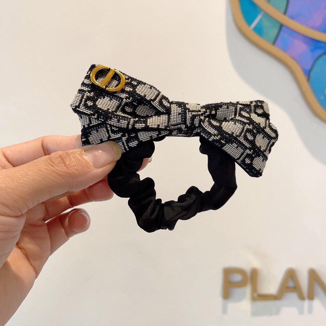 NO:281491,Packaging Dior letter bow hair ring, intestinal circle, high-end Korean style back hair rubber band, classic style design, high-end and atmospheric, celebrity style, hair accessories, hairpins, dior, dior, hairpins19860909配包装 Dior 迪奥字母蝴蝶结发圈 肠圈,高档韩版后脑勺盘发皮筋,经典花型设计, 高端大气,名媛范儿,发饰,发夹,dior,dior,hairpins,accessory