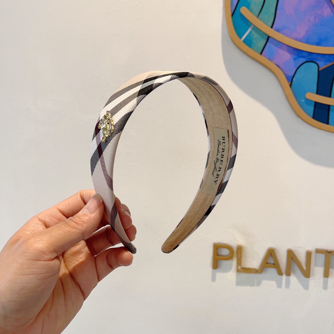 NO:281479,Packaging Burberry BURBERRY new wide-edged headband, customer-supplied fabrics, all the details are taken!  Very pleasing and versatile, suitable for various occasions!  Hair accessories, hairpins, burberry, burberry, hairpins19860909配包装 巴宝莉BURBERRY 新款宽边发箍,客供面料 细节全部实拍！非常耐看又百搭、适合各种场合搭配！发饰,发夹,burberry,burberry,hairpins,accessory