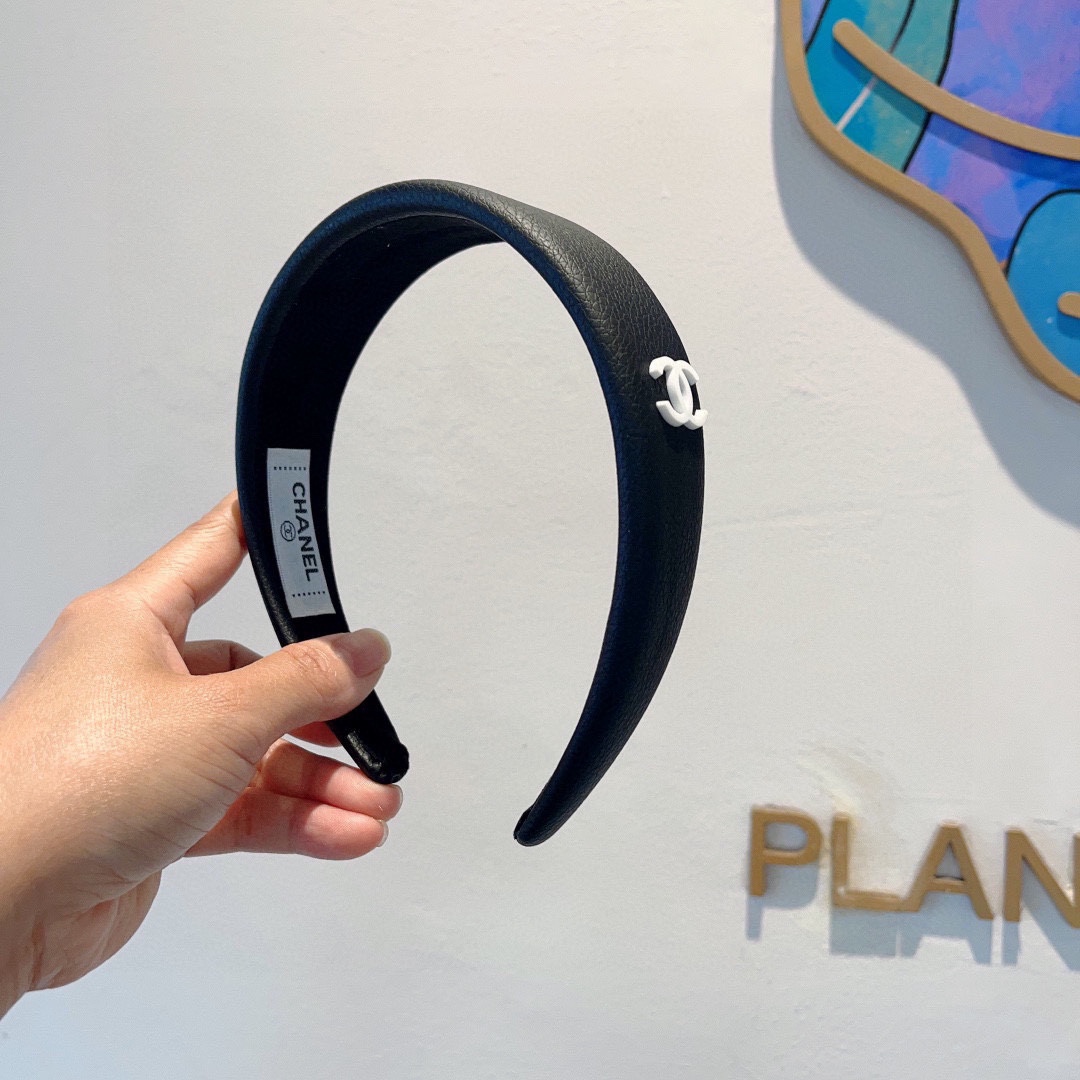 NO:281481,Packaging CHANEL (Chanel) latest lychee pattern leather small fragrance hairband, retro headband, popular internet celebrity products recommended. It is matched with high-end materials, super exquisite, fashionable and versatile. Hair accessories, hairpins, chanel, chanel, hairpins19860909配包装 CHANEL（香奈儿）最新款荔枝纹皮小香发箍,复古头箍,网红爆款推荐 搭配高端材质,超精致,时尚百搭.发饰,发夹,chanel,chanel,hairpins,accessory