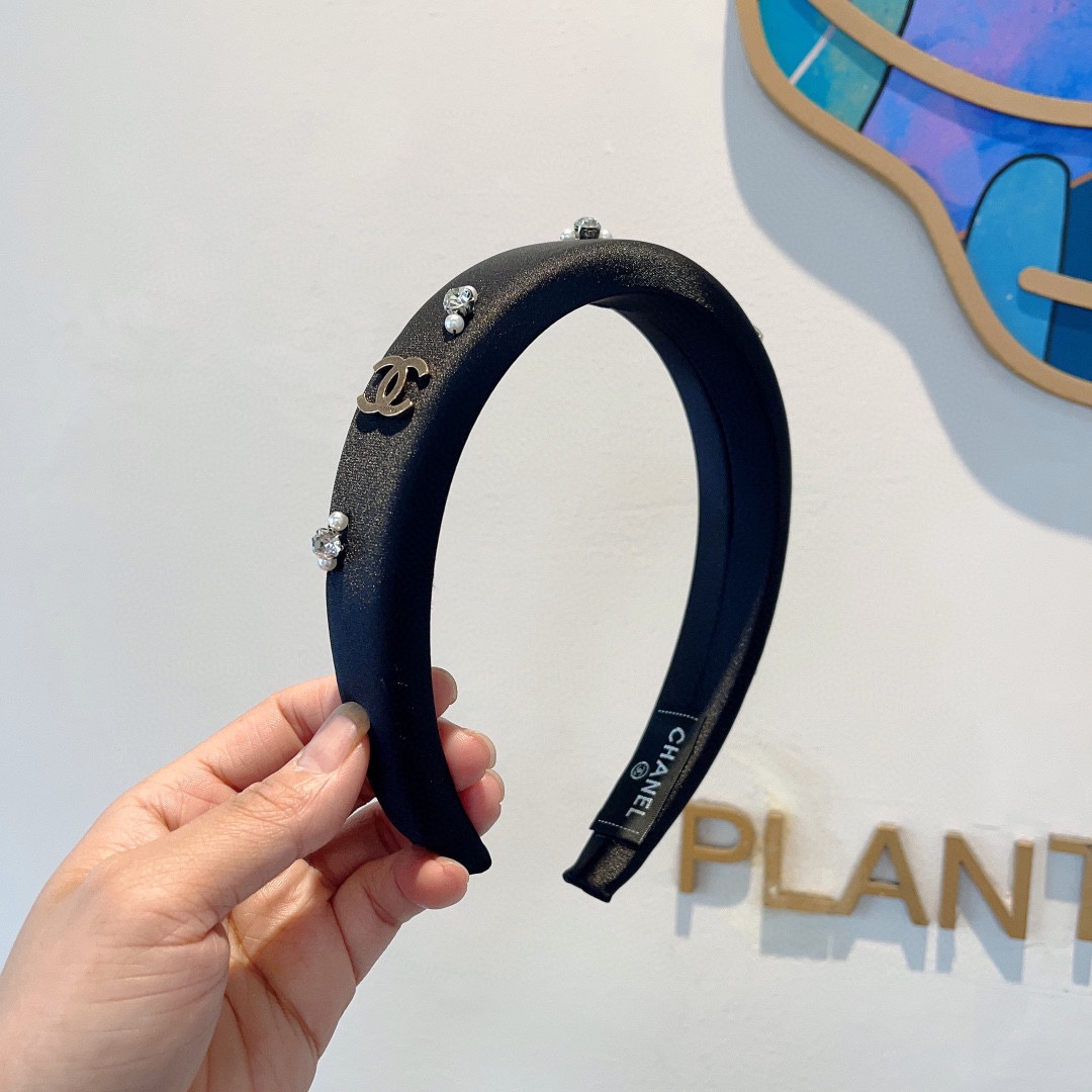 NO:281686,Packaging CHANEL (Chanel) latest small-scented satin headband, new product huge face-showing small headband, popular internet celebrity products recommended, paired with high-end dual C logo, super exquisite, fashionable and versatile!  Hair accessories, hairpins, chanel, chanel, hairpins19860909配包装 CHANEL（香奈儿）最新款小香缎面发箍,新品巨显脸小头箍,网红爆款推荐 搭配高端双Ｃlogo ,超精致时尚百搭！发饰,发夹,chanel,chanel,hairpins,accessory