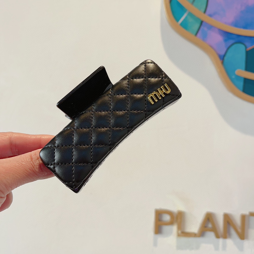 NO:281690,Packaging MIUMIU (Miao Miao) new handmade leather clip, original single hair clip, simple and versatile, a must-have for trendy women, super high-end!  Hair accessories, hairpins, miumiu, hairpins19860909配包装 MIUMIU（缪缪）新款手工皮革抓夹, 发夹原单货,简约百搭,潮女必备品,超级的高大上！发饰,发夹,miumiu,hairpins,accessory