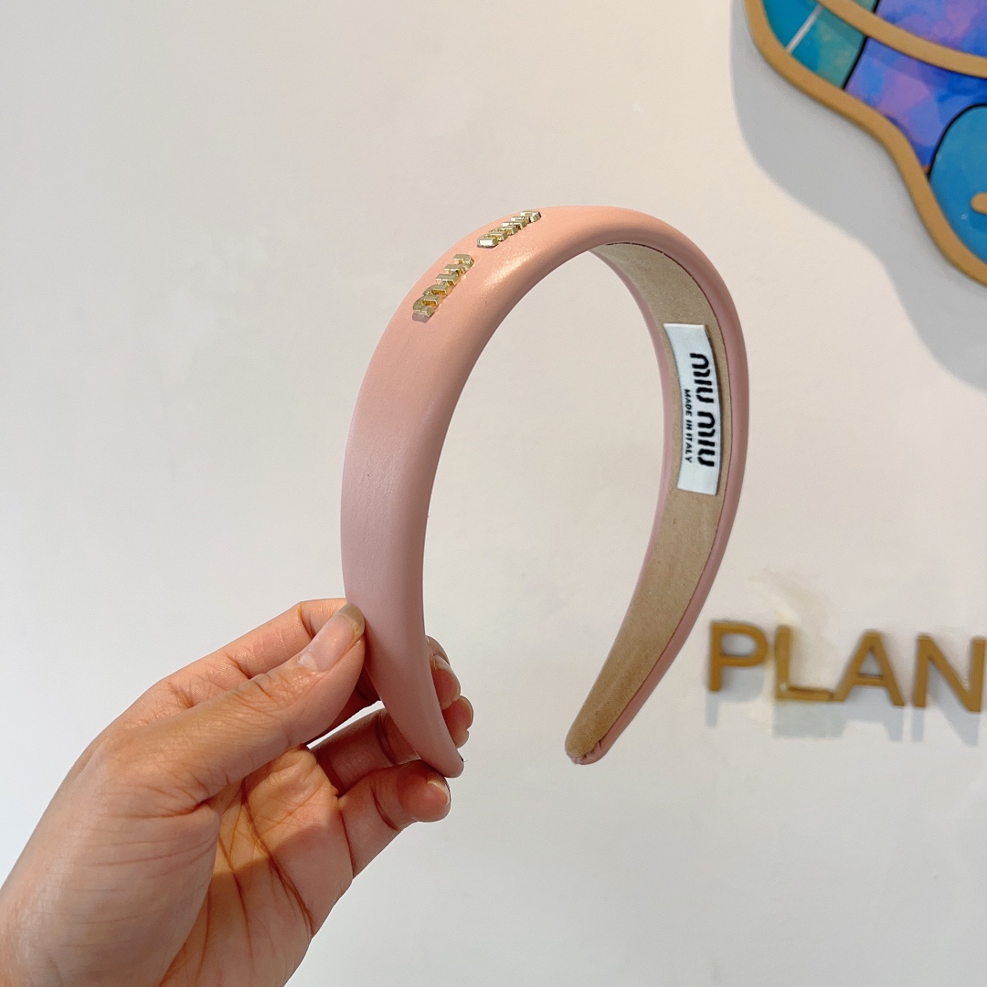 NO:281708,Packaging miumiu new sheepskin custom headband, metal letter headband!  Special fabrics are very textured, classic and versatile girl-style hair accessories, hairpins, miumiu, sheepskin, hairpins19860909配包装 miumiu 缪缪 新款羊皮定制发箍,金属字母头箍！特制面料非常显质感、经典百搭少女风发饰发饰,发夹,miumiu,sheepskin,hairpins,accessory