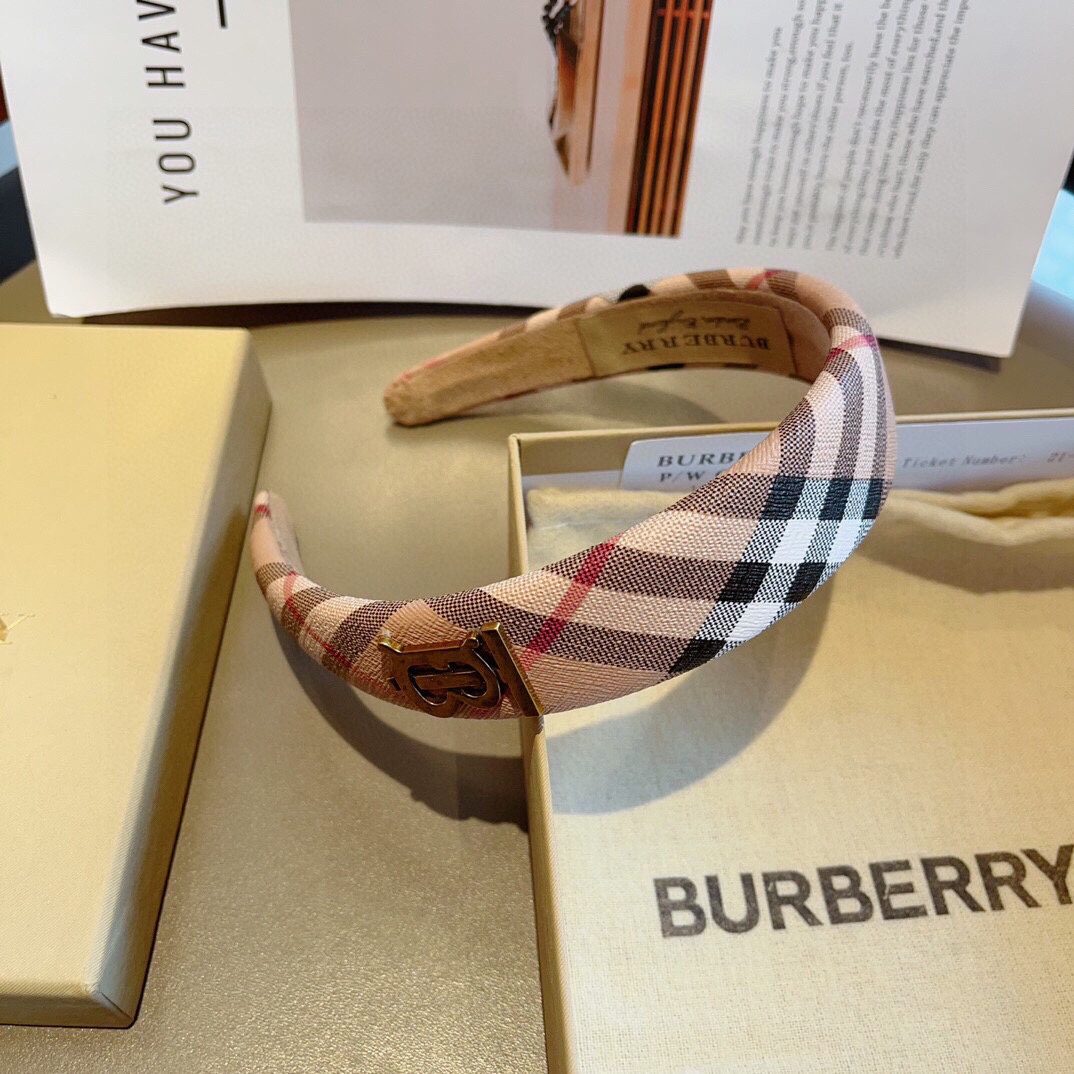 配包装巴宝莉BURBERRY新款PU皮发箍客供面料细节全部实拍！非常耐看又百搭百搭款适合各种场合搭配！