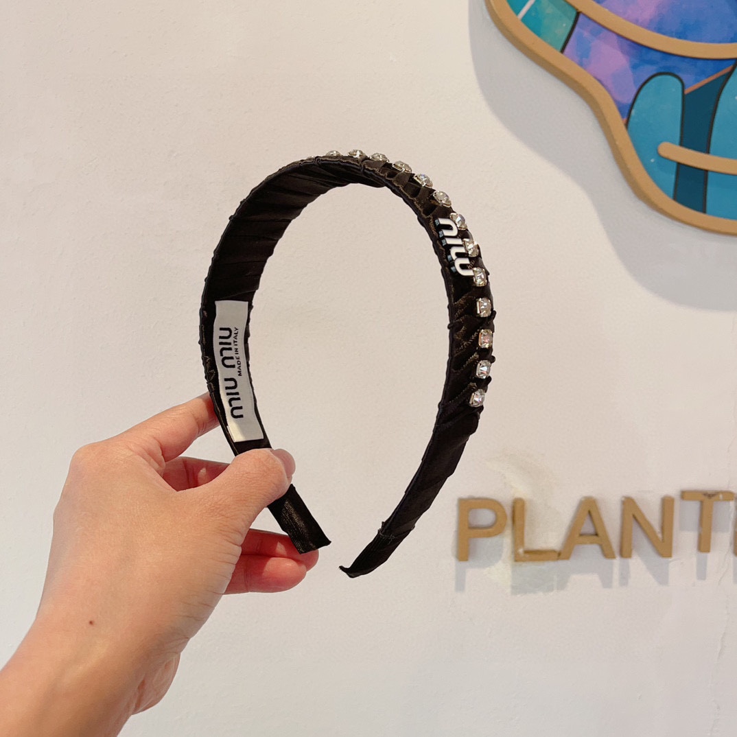 NO:281956,Packaging miumiu latest custom headband, all the details are taken in real photos!  Special fabrics are very textured, classic and timeless, with multiple colors available. Hair accessories, hairpins, miumiu, hairpins19860909配包装 miumiu 缪缪 最新款定制发箍,细节全部实拍！特制面料非常显质感、经典而又永不过时,多色可选.发饰,发夹,miumiu,hairpins,accessory