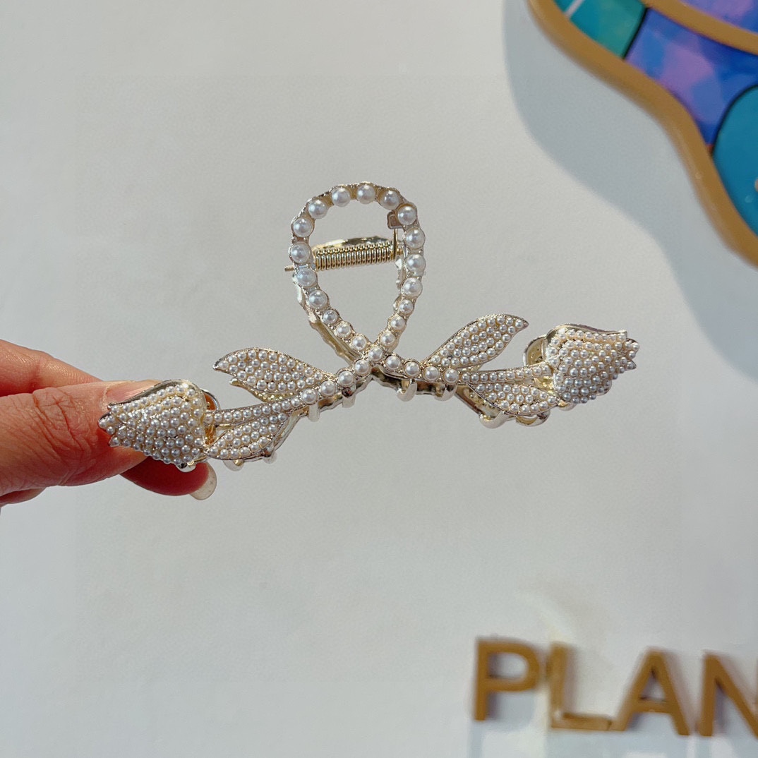 NO:281971,Packaging CHANEEL Chanel light luxury simple pearl clip, internet celebrity fashion trend, goddess essential items, super exquisite! celebrity style hair accessories, hairpins, chanel, hairpins19860909配包装 ＣＨＡＮＥＬ香奈儿轻奢简约珍珠抓夹,网红时尚潮流,女神必备单品,超级精致哦!名媛范儿发饰,发夹,chanel,hairpins,accessory