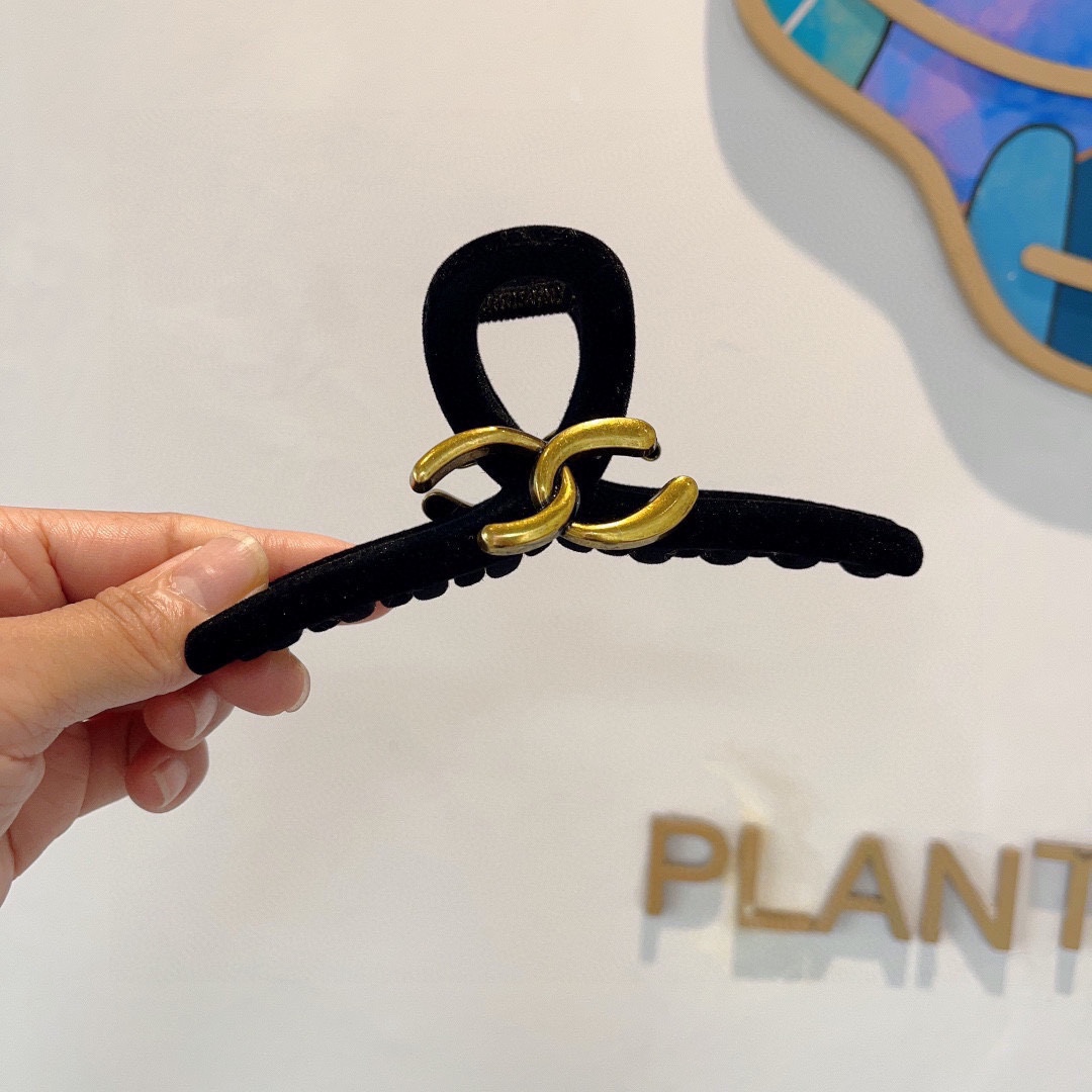 NO:281974,Packaging (single) ＣＨＡＮＥＬ Chanel high-value flocking one-line clip, versatile simple hair clip Original single material, goddess must-have item, super exquisite! celebrity style. Hair accessories, hairpins, chanel, hairpins19860909配包装（单个） ＣＨＡＮＥＬ香奈儿高颜值植绒一字抓夹,百搭简约发夹 原单材质,女神必备单品,超级精致哦!名媛范儿.发饰,发夹,chanel,hairpins,accessory