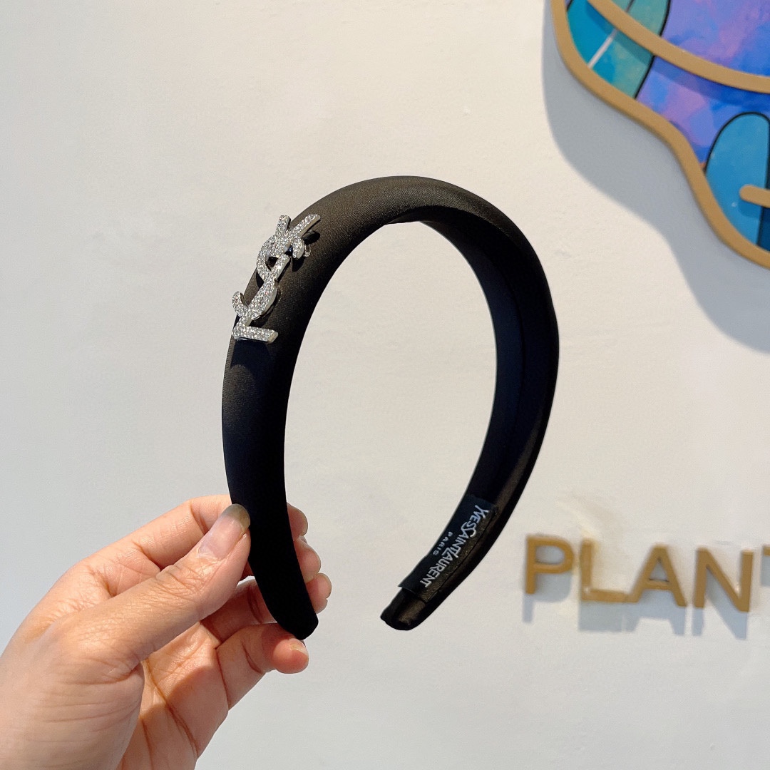 NO:281977,Packaging YSL (Saint Laurent) latest satin headband, new product huge face-showing small headband, recommended popular internet celebrity products, paired with high-end logo, super exquisite, fashionable and versatile!  Hair accessories, hairpins, saint laurent, saint laurent, hairpins19860909配包装 YSL（圣罗兰）最新款缎面发箍,新品巨显脸小头箍,网红爆款推荐 搭配高端logo ,超精致时尚百搭！发饰,发夹,saint laurent,saint laurent,hairpins,accessory