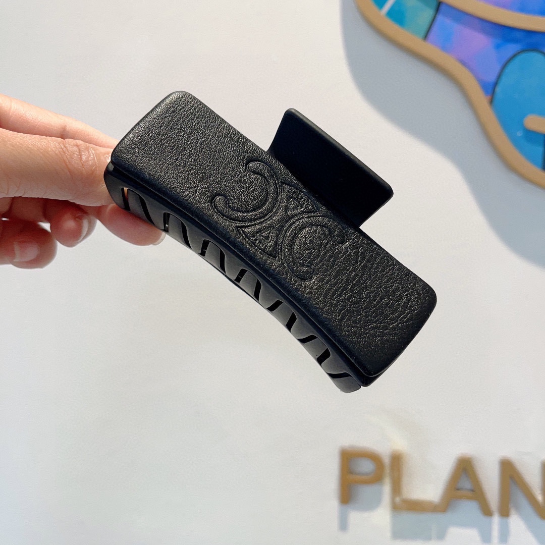 NO:281963,Packaging CELINE New Maillard French leather high-end trendy clip, same style as celebrities, goddess must-have items, very versatile and fashionable hairpins, wear it with a full of tall and high profile. Hair accessories, hairpins, celine, celine, hairpins19860909配包装 CELINE（赛琳） 新款美拉德法式皮质高级感潮流抓夹,明星同款 女神必备单品,非常百搭气质感时尚发夹, 戴上它满满的高大上.发饰,发夹,celine,celine,hairpins,accessory