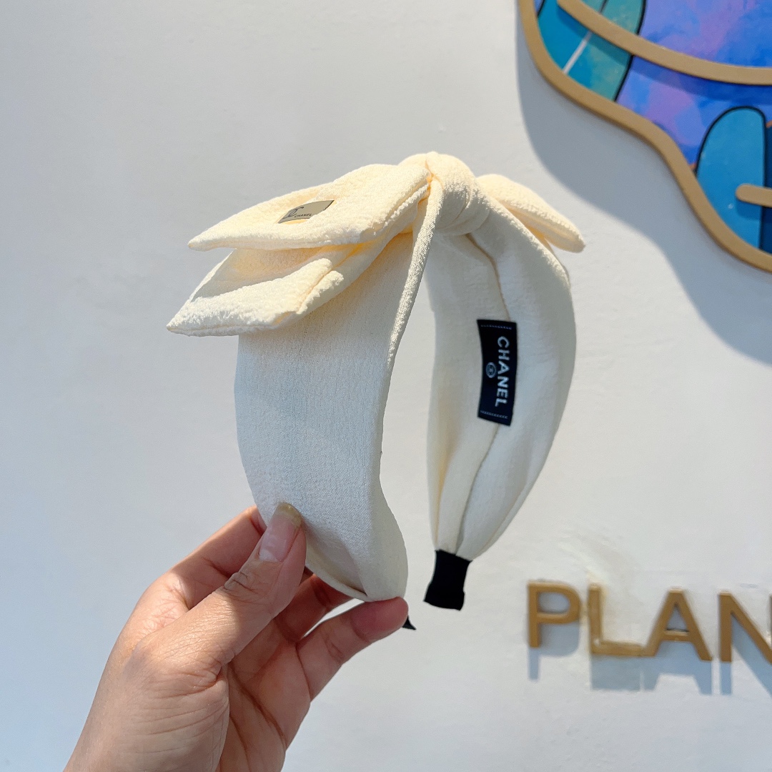 NO:281981,Packaging CHANEL (Chanel) new small fragrance big bow headband, retro headband, popular internet celebrity products recommended. It is matched with high-end materials, super exquisite, fashionable and versatile. Hair accessories, hairpins, chanel, chanel, hairpins19860909配包装 CHANEL（香奈儿）新款小香大蝴蝶结发箍,复古头箍,网红爆款推荐 搭配高端材质,超精致,时尚百搭.发饰,发夹,chanel,chanel,hairpins,accessory
