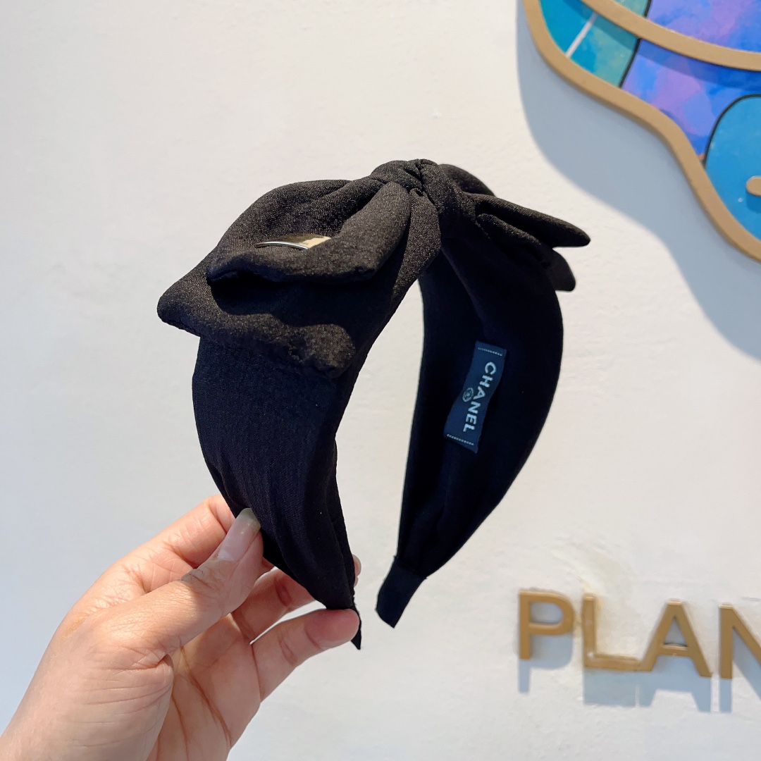 NO:281983,Packaging CHANEL (Chanel) new polka dot small fragrance big bow headband, retro headband, popular internet celebrity products recommended. It is matched with high-end materials, super exquisite, fashionable and versatile. Hair accessories, hairpins, chanel, chanel, hairpins19860909配包装 CHANEL（香奈儿）新款波点小香大蝴蝶结发箍,复古头箍,网红爆款推荐 搭配高端材质,超精致,时尚百搭.发饰,发夹,chanel,chanel,hairpins,accessory