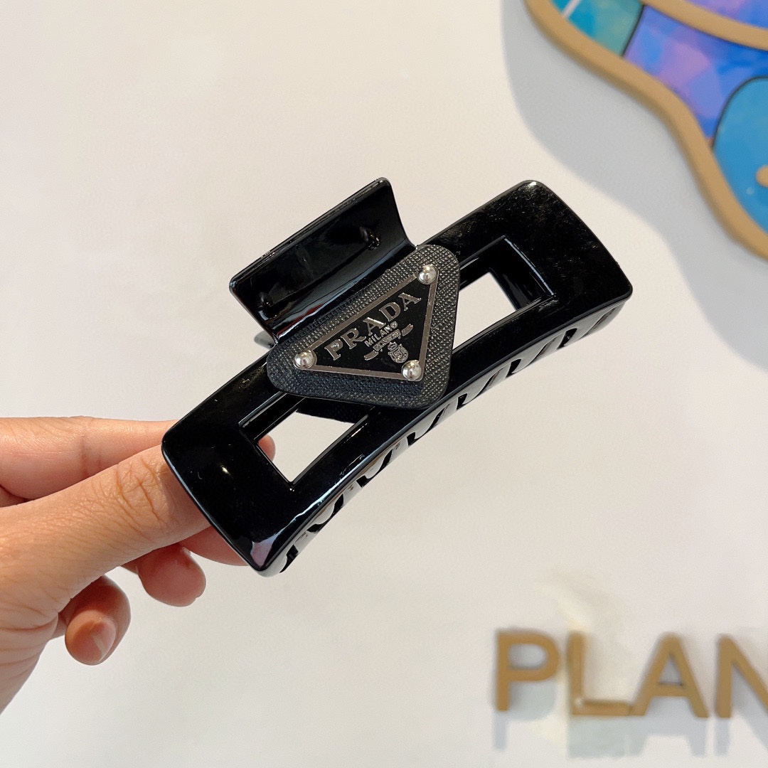 NO:282079,Packaging PRADA (Prada) New European and American trendy clips, same style as celebrities, goddess must-have items, very versatile, fashionable hairpins, wear it full of tallness. Hair accessories, hairpins, prada, prada, hairpins19860909配包装 PRADA（普拉达） 欧美新款潮流抓夹,明星同款 女神必备单品,非常百搭,时尚发夹, 戴上它满满的高大上.发饰,发夹,prada,prada,hairpins,accessory