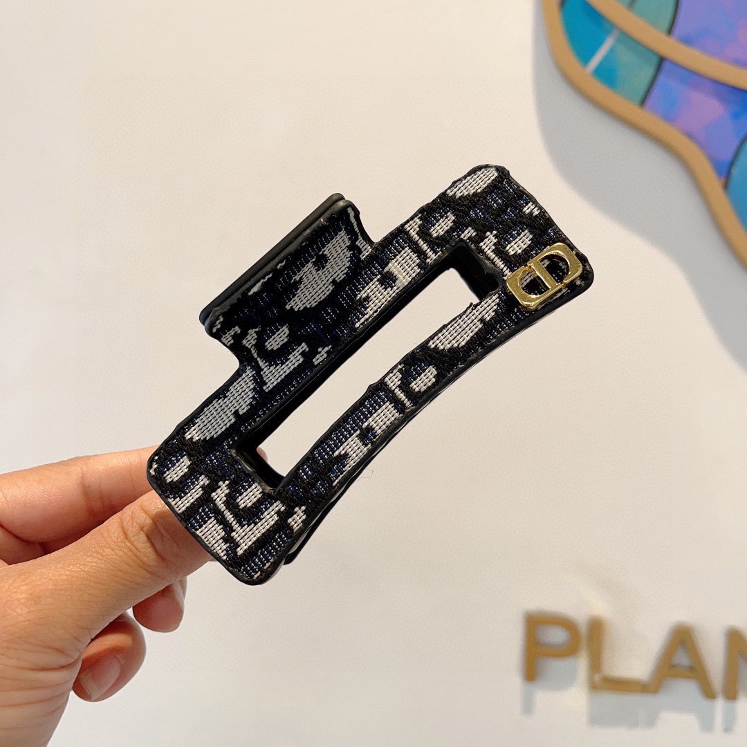 NO:282081,Packaging Dior (Dior) New European and American trendy clips, same style as celebrities, goddess must-have items, very versatile, fashionable hairpins, wear it full of tallness. Hair accessories, hairpins, dior, dior, hairpins19860909配包装 Dior（迪奥） 欧美新款潮流抓夹,明星同款 女神必备单品,非常百搭,时尚发夹, 戴上它满满的高大上.发饰,发夹,dior,dior,hairpins,accessory