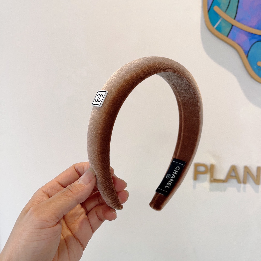 NO:282085,Packaging CHANEL's latest small fragrant headband, new product huge face-showing small headband, popular internet celebrity products, paired with high-end dual C logo, super exquisite, fashionable and versatile!  Hair accessories, hairpins, chanel, chanel, hairpins19860909配包装 CHANEL（香奈儿）最新款小香发箍,新品巨显脸小头箍,网红爆款推荐 搭配高端双Ｃlogo ,超精致时尚百搭！发饰,发夹,chanel,chanel,hairpins,accessory