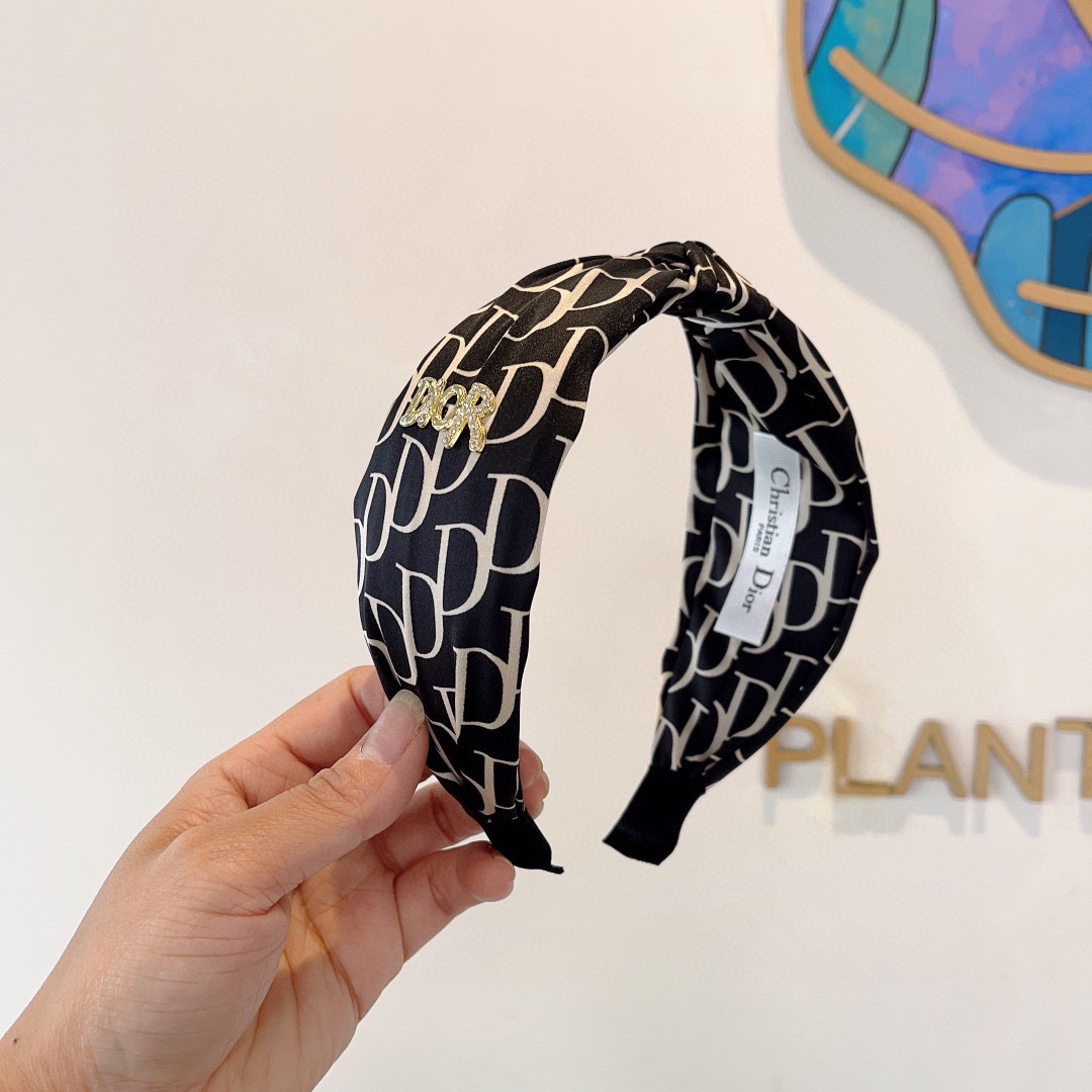 NO:281945,Packaging Dior (Dior) Popular new D letter wide version hairband, counter quality, let your charm bloom, the fresh lady style makes fashion simpler. Hair accessories, hairpins, dior, dior, hairpins19860909配包装 Dior（迪奥） 火爆新款D字母宽版发箍,专柜品质 让你的魅力绽放 清新淑女范让时尚更简单.发饰,发夹,dior,dior,hairpins,accessory