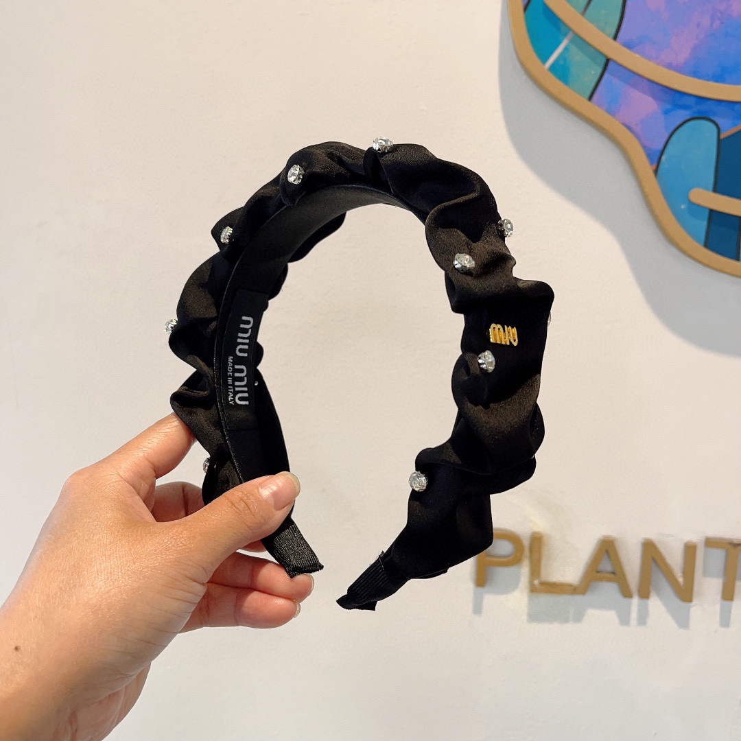 NO:281947,Packaged with miumiu New Korean version of satin pleated letter headband, all the details are shot!  Rhinestone special fabrics are very textured, classic and timeless, hairpins, miumiu, hairpins19860909配包装 miumiu 缪缪 新款韩版缎面褶皱字母发箍,细节全部实拍！水钻特制面料非常显质感、经典而又永不过时发饰,发夹,miumiu,hairpins,accessory