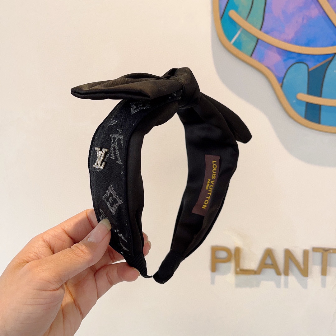 NO:281930,Packaged by LV Louis Vuitton, new wide-version bow headband, fashionable headband, the latest counter model is coming to be fashionable and versatile, and goddess must enter!  hair accessories, hairpins, louis vuitton, louis vuitton, hairpins19860909配包装 LV 路易威登 新款宽版蝴蝶结发箍,时尚头箍,专柜最最新款来袭时尚百搭,女神必入 ！发饰,发夹,louis vuitton,louis vuitton,hairpins,accessory