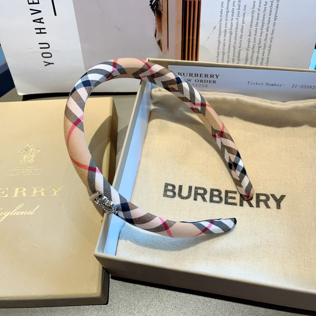 配包装巴宝莉BURBERRY新款高版格纹窄版发箍客供面料头箍细节全部实拍！非常耐看又百搭适合各种场合搭配