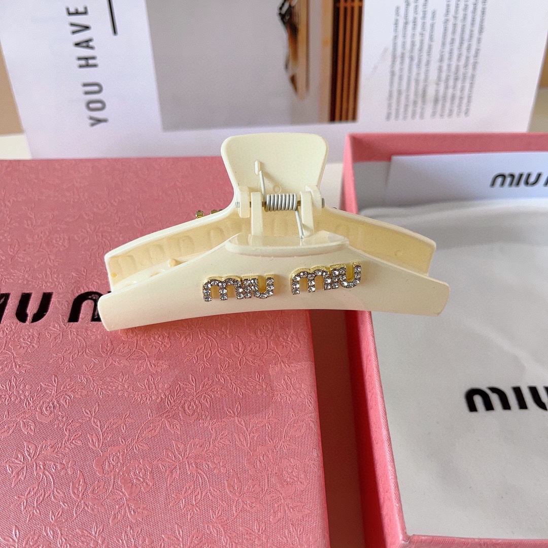 配包装MIUMIU缪缪新款手工贴钻网红抓夹高级感字母简约复古发夹原单货简约百搭潮女必备品超级的高大上！