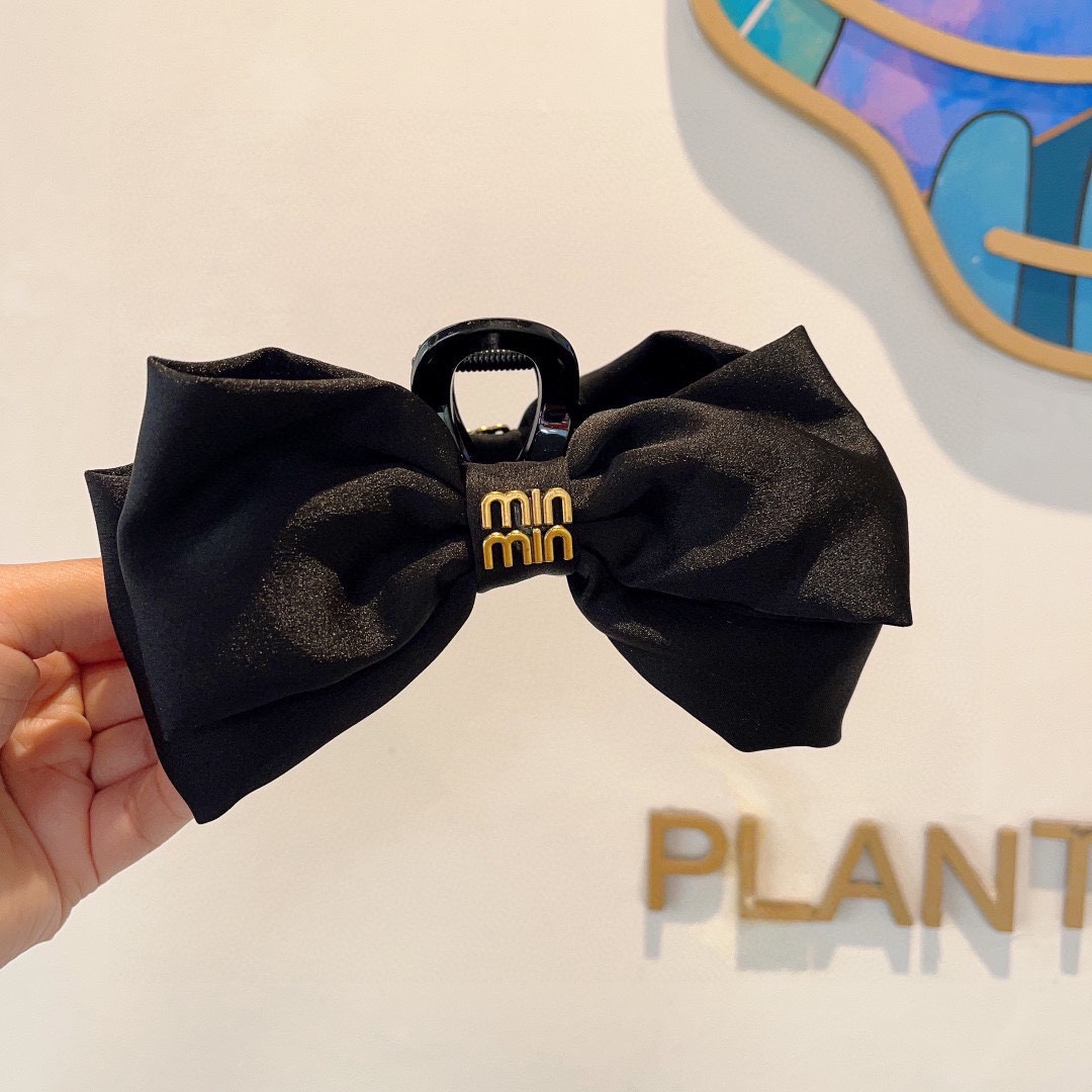 NO:282671,Packaging MIUMIU (Miao Miao) new princess headdress bow grabber, high-end letter simple retro hair clip original single product, simple and versatile, a must-have for trendy women, super high-end!  Hair accessories, hairpins, miumiu, hairpins19860909配包装 MIUMIU（缪缪）新款公主头饰蝴蝶结抓夹,高级感字母简约复古发夹原单货,简约百搭,潮女必备品,超级的高大上！发饰,发夹,miumiu,hairpins,accessory