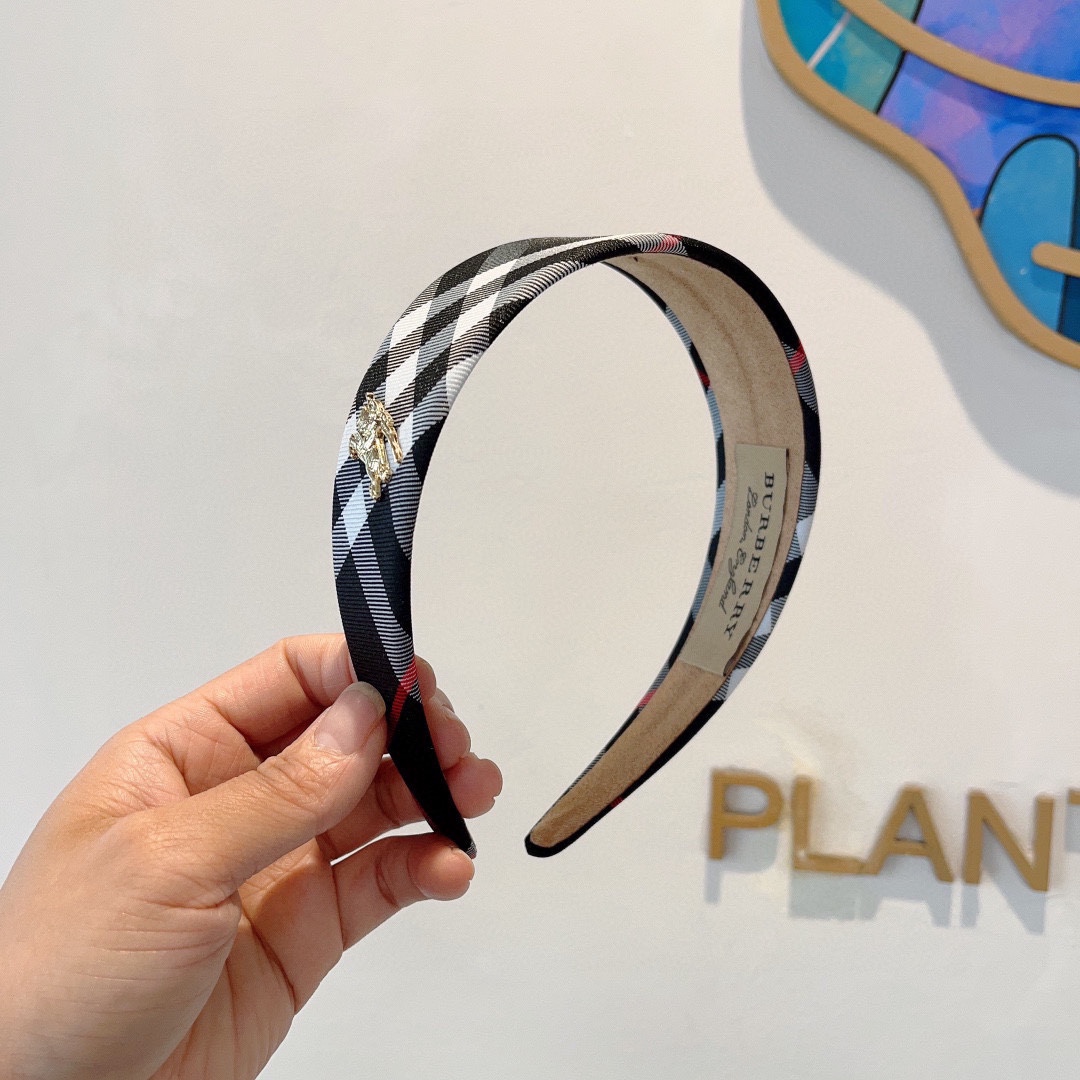 NO:282660,Packaging Burberry BURBERRY new wide-edged headband, customer-supplied fabrics, all the details are taken!  Very pleasing and versatile, suitable for various occasions!  Hair accessories, hairpins, burberry, burberry, hairpins19860909配包装 巴宝莉BURBERRY 新款宽边发箍,客供面料 细节全部实拍！非常耐看又百搭、适合各种场合搭配！发饰,发夹,burberry,burberry,hairpins,accessory