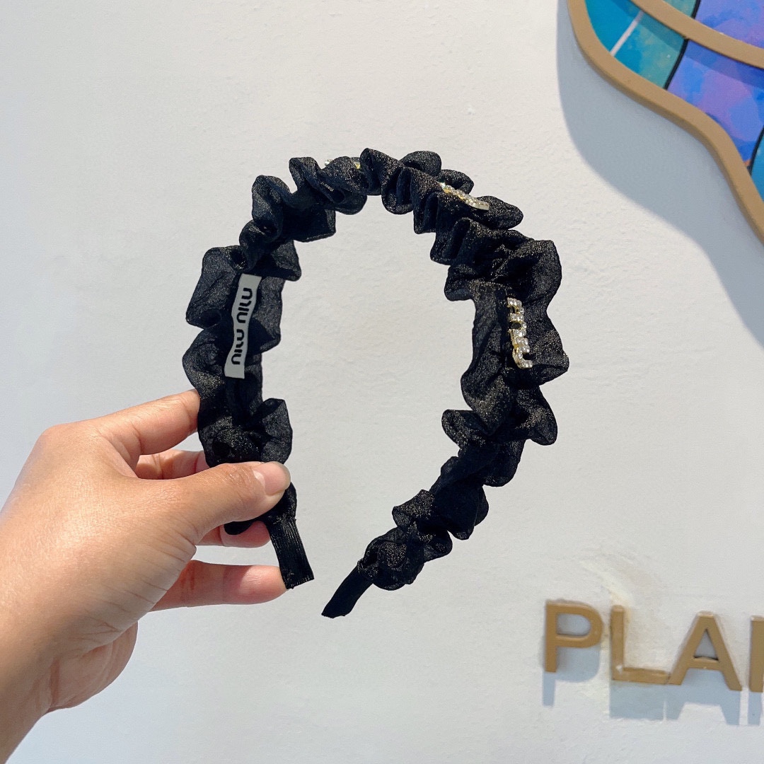 NO:282663,Packaging miumiu new Korean version of mesh pleated letter headband, all the details are shot!  Rhinestone special fabrics are very textured, classic and timeless, hairpins, miumiu, hairpins19860909配包装 miumiu 缪缪 新款韩版网纱褶皱字母发箍,细节全部实拍！水钻特制面料非常显质感、经典而又永不过时发饰,发夹,miumiu,hairpins,accessory