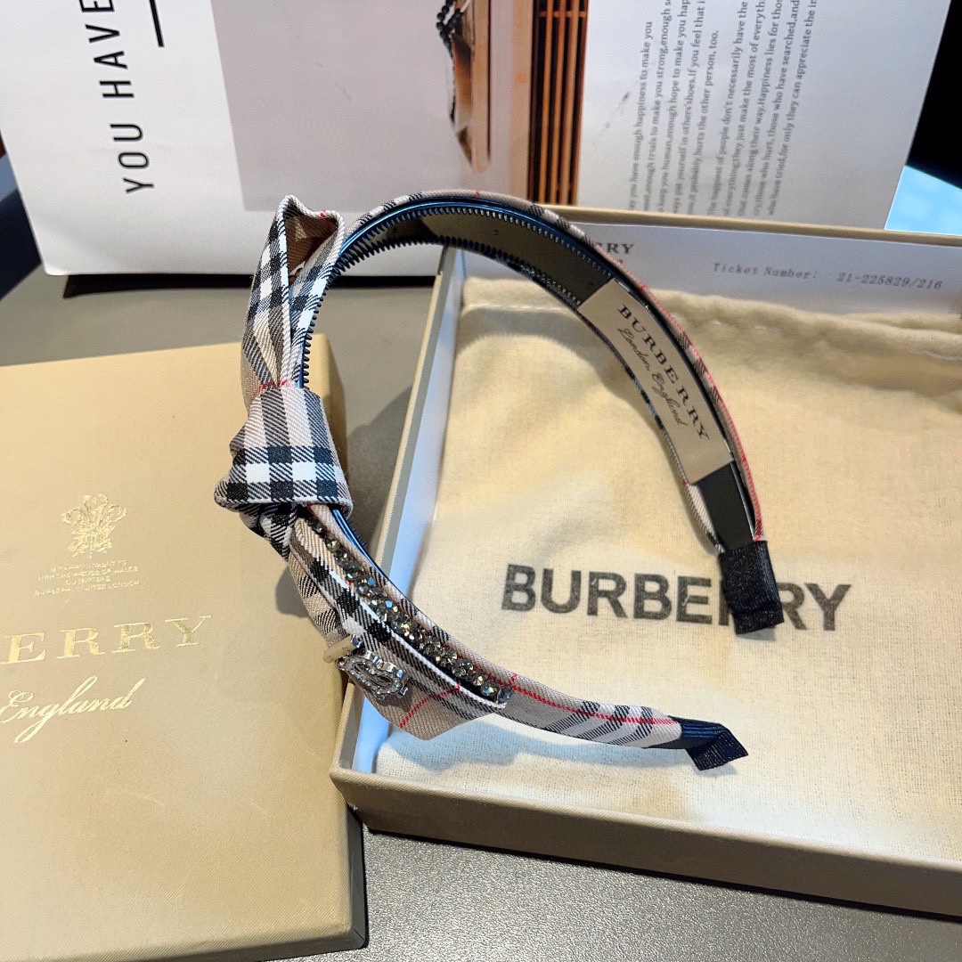 配包装巴宝莉BURBERRY新款高版本蝴蝶结发箍客供面料细节全部实拍！非常耐看又百搭适合各种场合搭配！