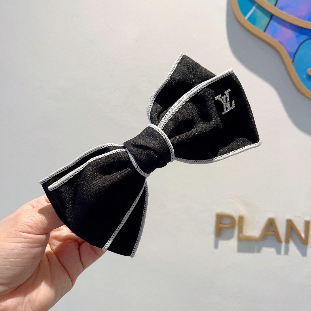 NO:282832,Packaged with LV (Louis Vuitton) star-like bow hair clip, slingshot clip, internet celebrity recommended style, classic bow headdress, super versatile!  Recommended by knocking on the blackboard, letting you become a big brand instantly!  hairpin, hairpin, louis vuitton, louis vuitton, hairpins19860909配包装 LV（路易威登）明星同款蝴蝶结发夹 弹弓夹 网红推荐款 经典蝴蝶结头饰,超级百搭哦！敲黑板推荐,让你秒变大牌范儿！发夹,发夹,louis vuitton,louis vuitton,hairpins,accessory